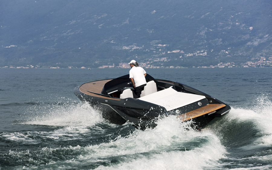 Frauscher 858 Fantom: Брутальная элегантность